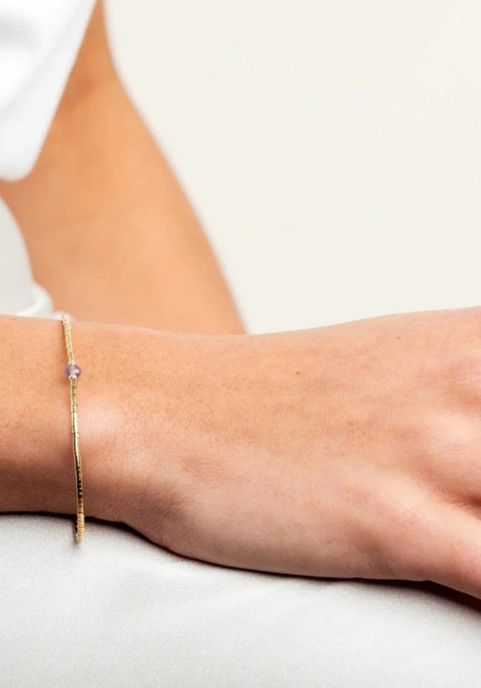 Bracelet fin en or laminé et améthyste porté - Têtes Blondes