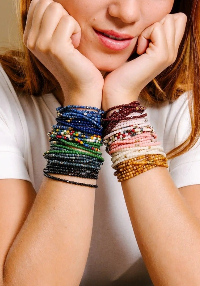 Bracelets Têtes Blondes dont le Gabrielle Denim Marbré portés en accumulation