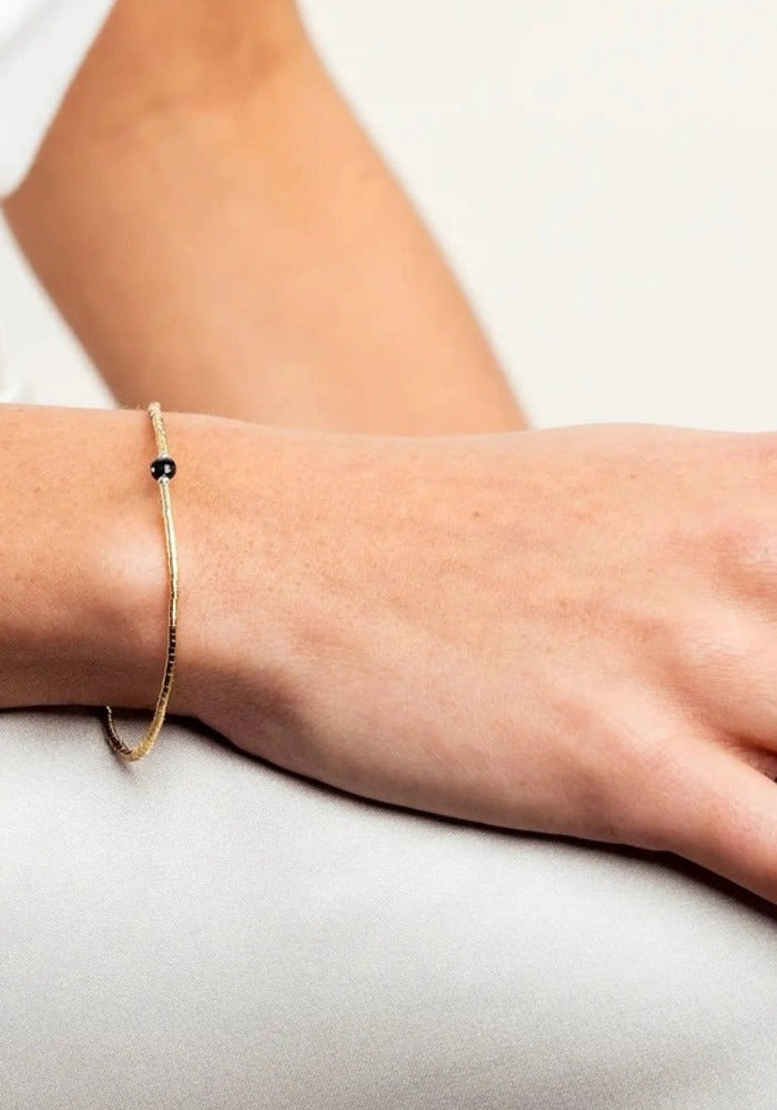 Bracelet fin en or laminé et spinelle porté - Têtes Blondes