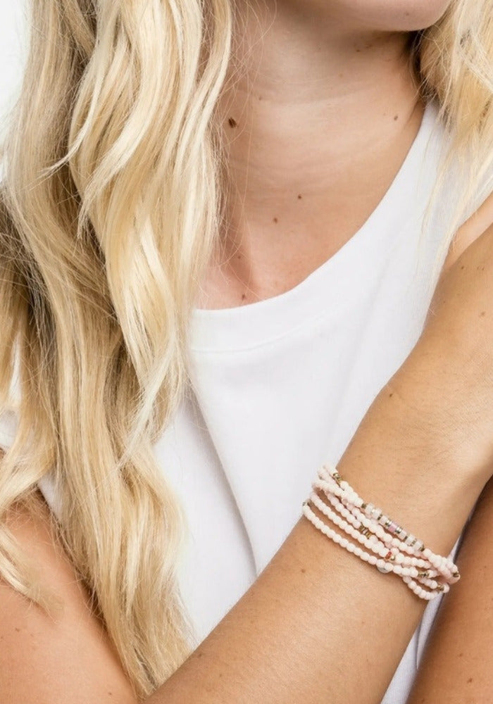 Bracelet Vir Rose Guimauve porté au poignet - Têtes Blondes