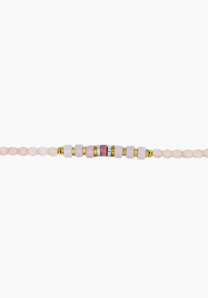 Détail perles rose guimauve, hématite et pierres semi-précieuses Vir - Têtes Blondes
