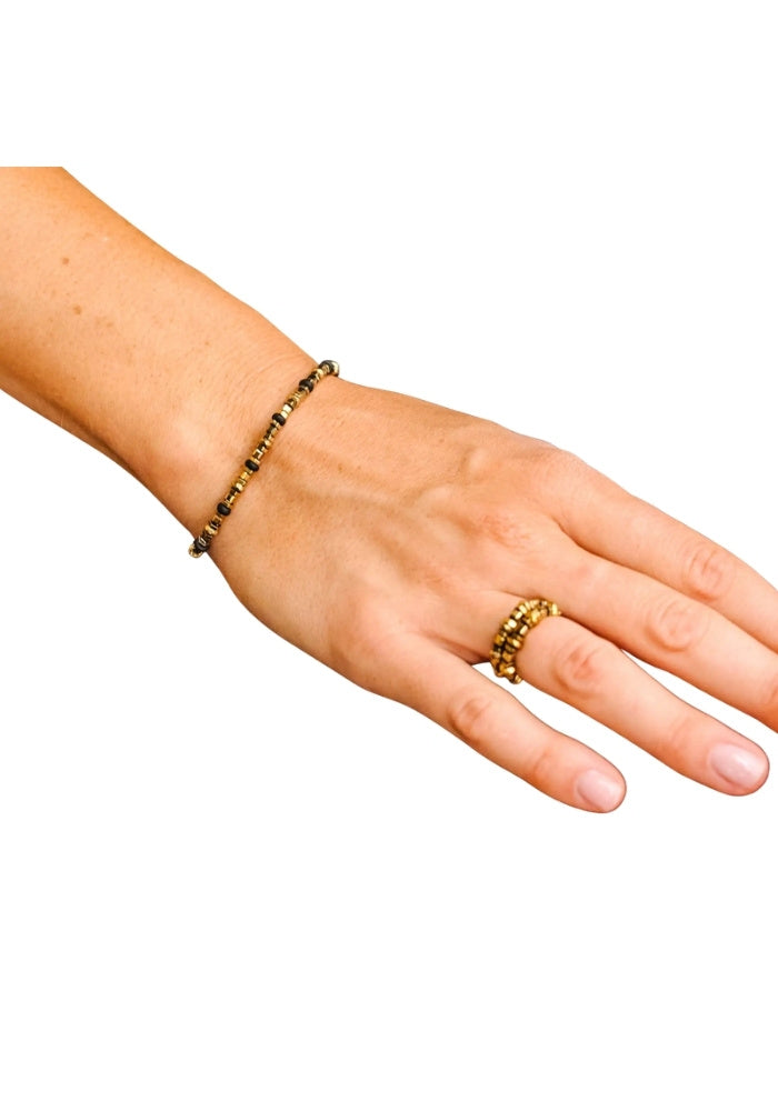 Bracelet Travis 1 Gold porté au poignet - Têtes Blondes