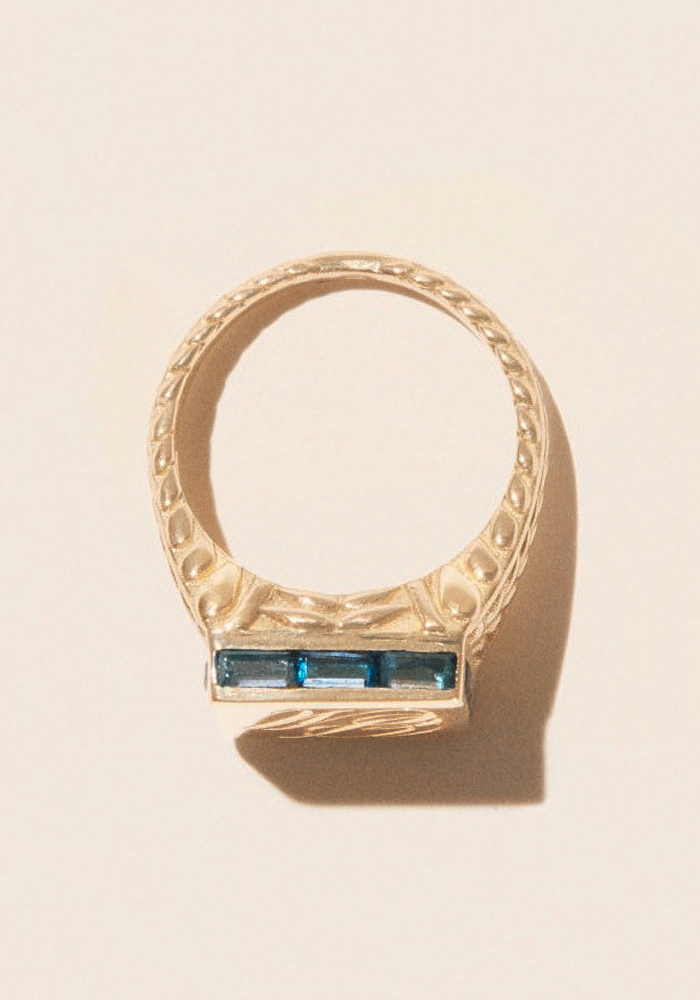 Anillo de sello con topacio azul de Poppy London
