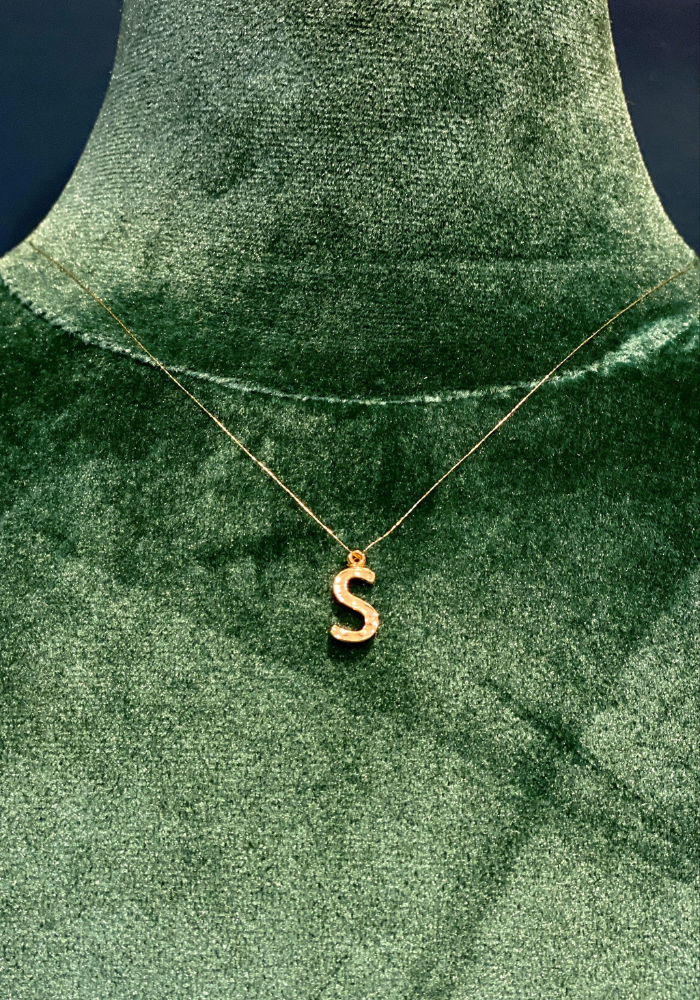 Collier Lettre sur Fil Lurex Doré