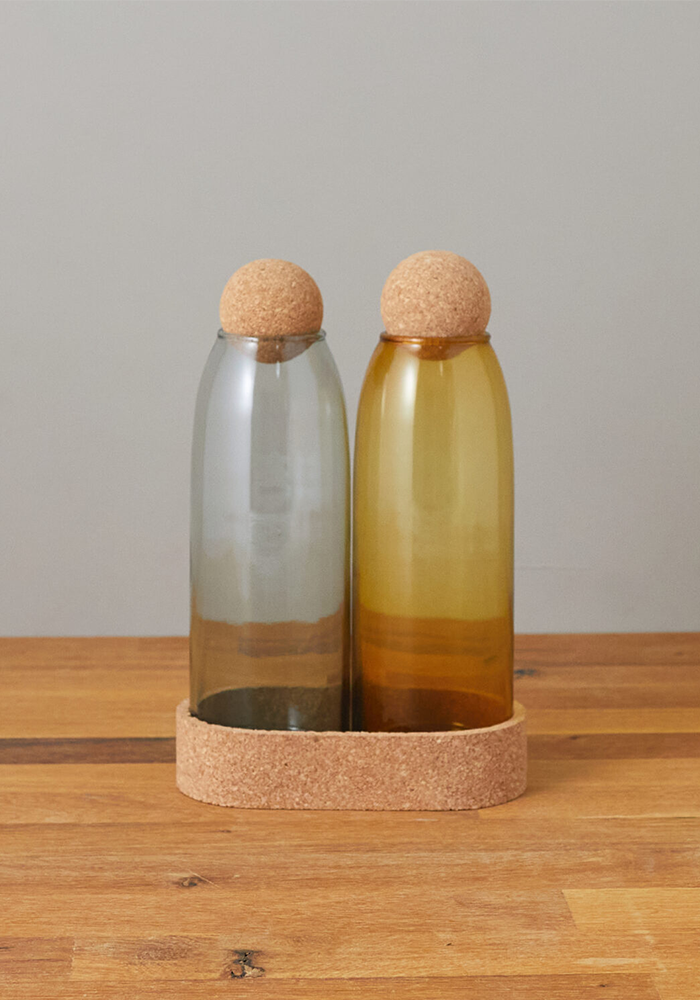 Set De 2 Bocaux En Verre Coloré Evia Avec Plateau Et Bouchons En Liège - Be home