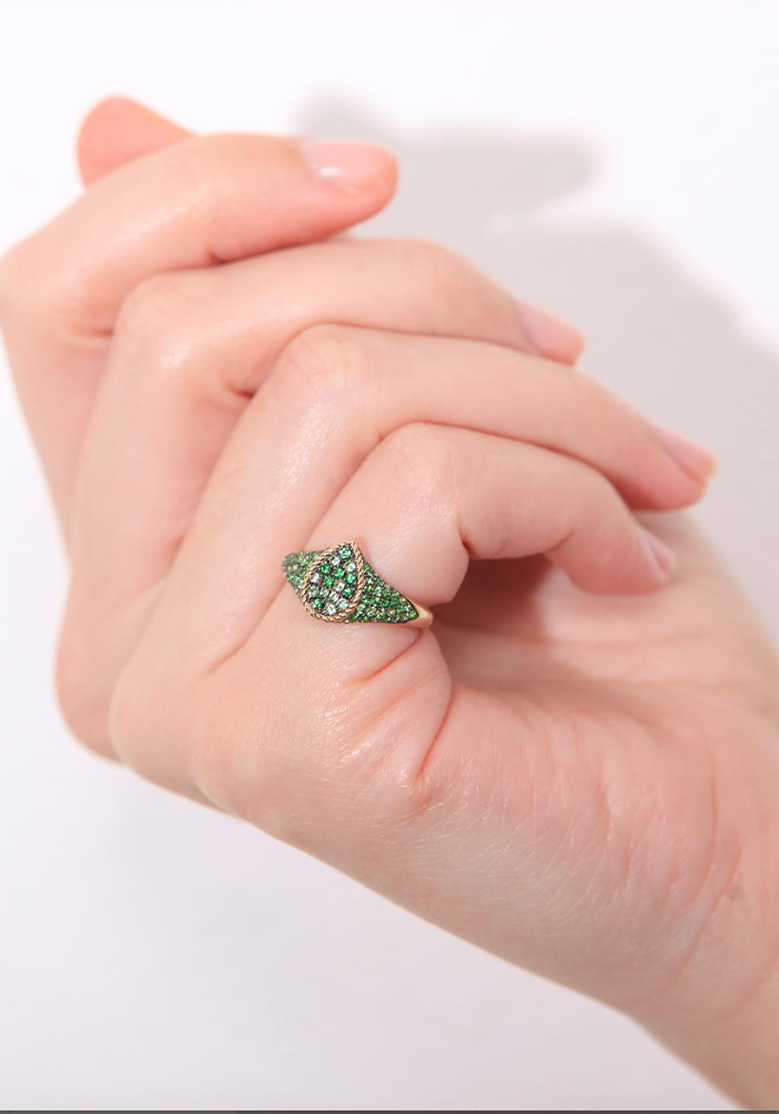 Bague Baby Chevaliere Poire Or Jaune Tsavorites Vertes - Yvonne Leon