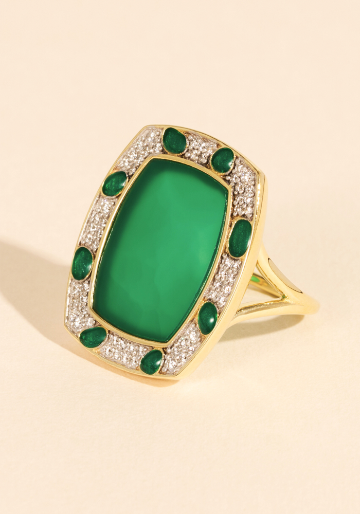 Avec son vert profond, l'onyx vert captive - et habille à merveille les mains, le cou ou les oreilles.