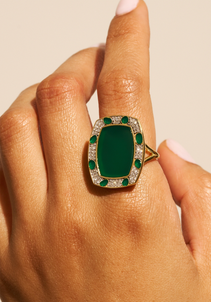 Avec son vert profond, l'onyx vert captive - et habille à merveille les mains, le cou ou les oreilles.