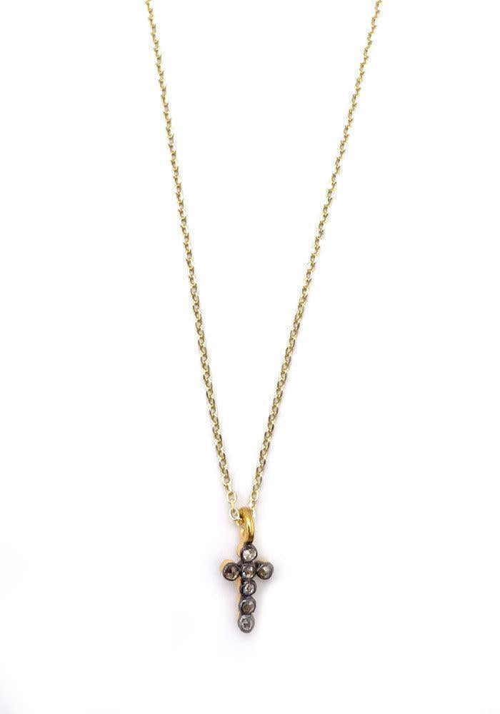 Collar con colgante de cruz de diamantes