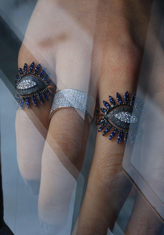 Anillo de ojo de zafiro y diamantes blancos Regina