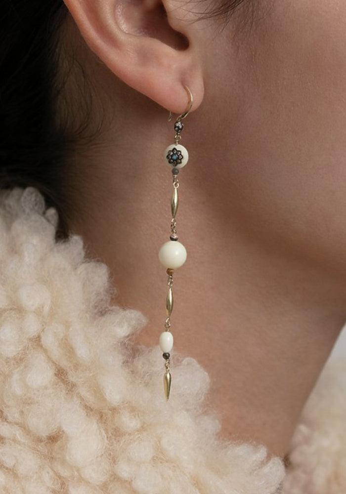 Boucles D’oreilles Isis Blanches Pendantes