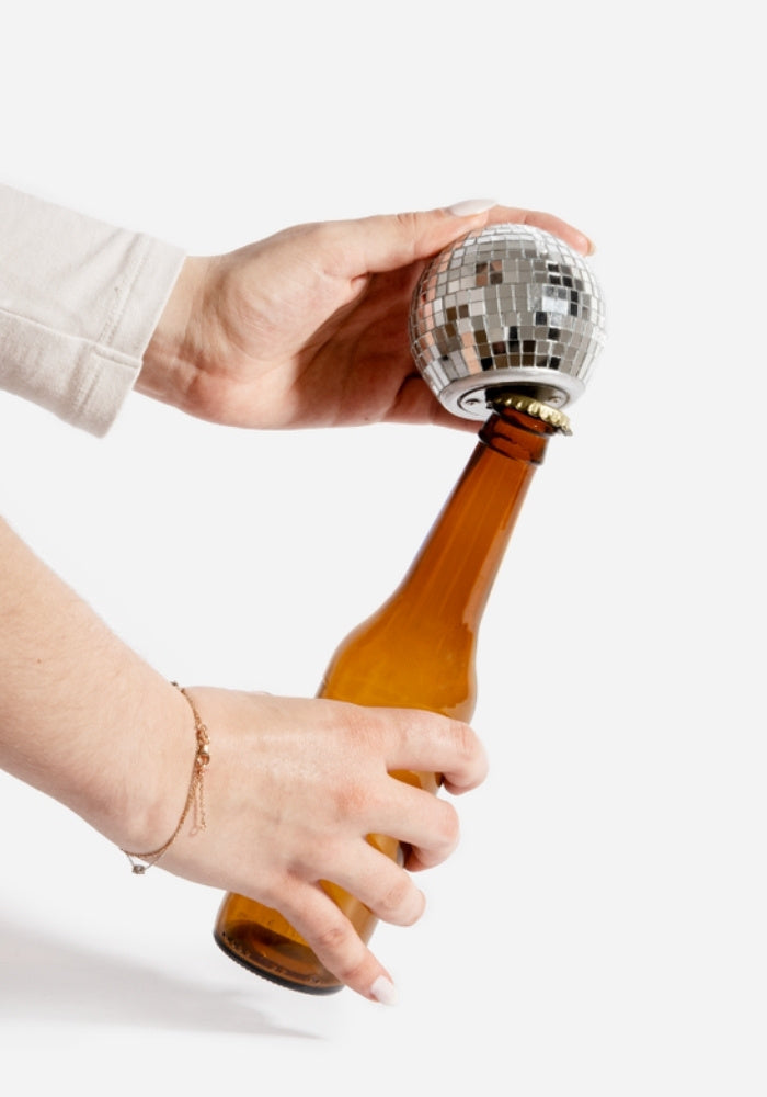 Décapsuleur Disco ouvrant une bouteille - L'Expressionist