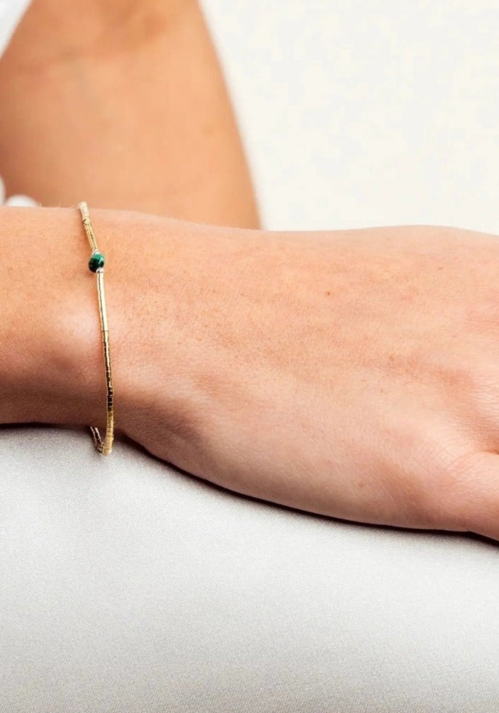 Bracelet fin en or laminé et malachite porté - Têtes Blondes