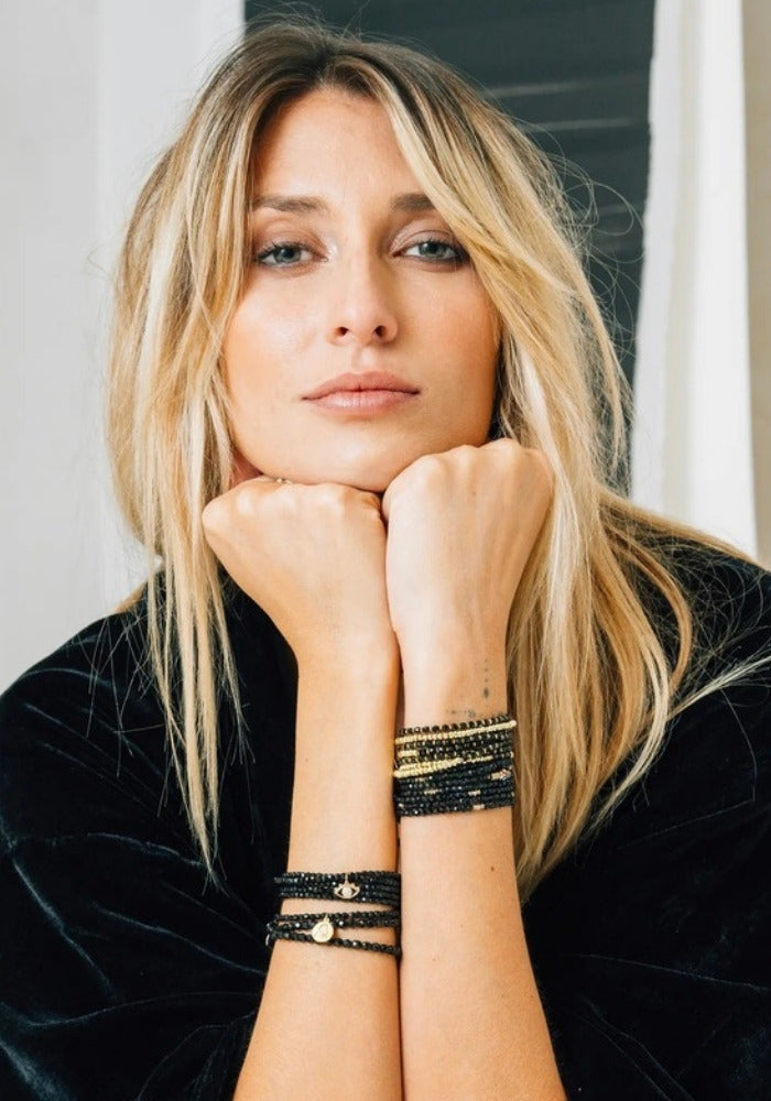 Bracelets Caroline Gold Noir portés aux poignets - Têtes Blondes