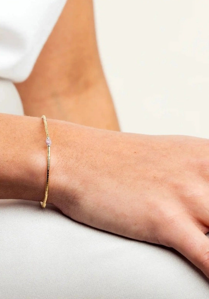 Bracelet fin en or laminé et tourmaline rose porté - Têtes Blondes
