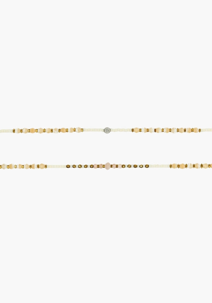 Bracelet 6 tours Alignement Vanille porté au poignet - Têtes Blondes
