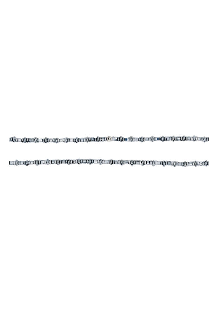 Détail des perles d'hématite argentée du collier Travis Silver - Têtes Blondes