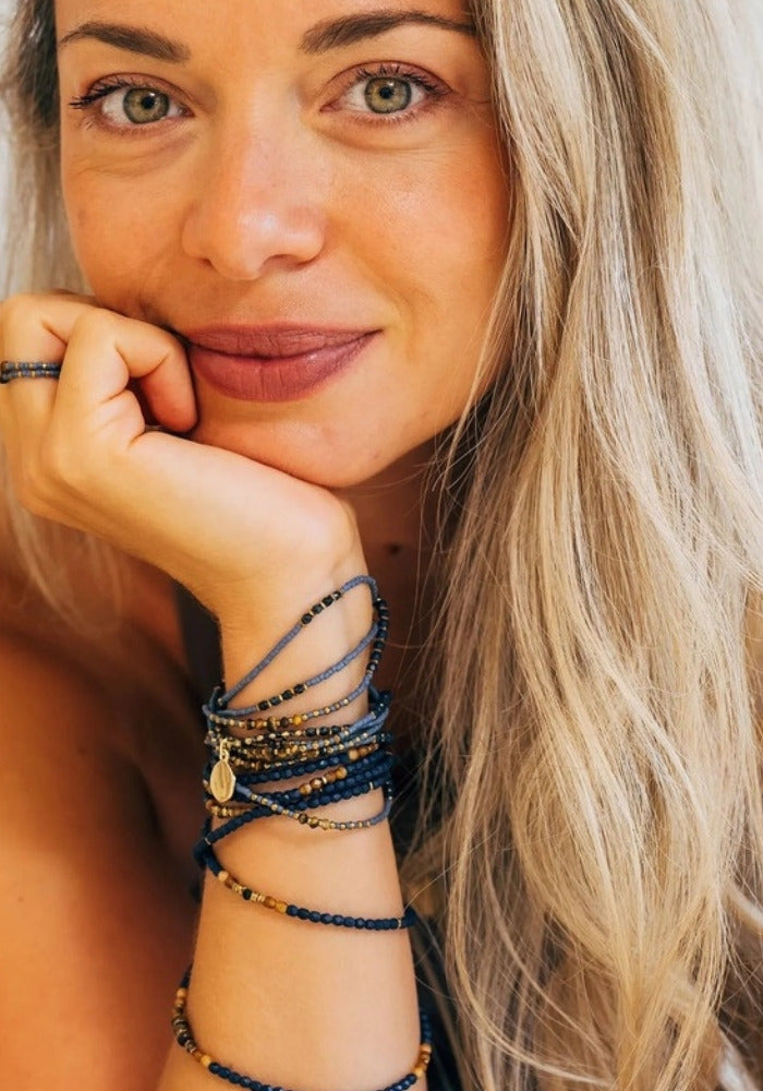 Sautoir long Glinda Bleu Marine porté - Têtes Blondes