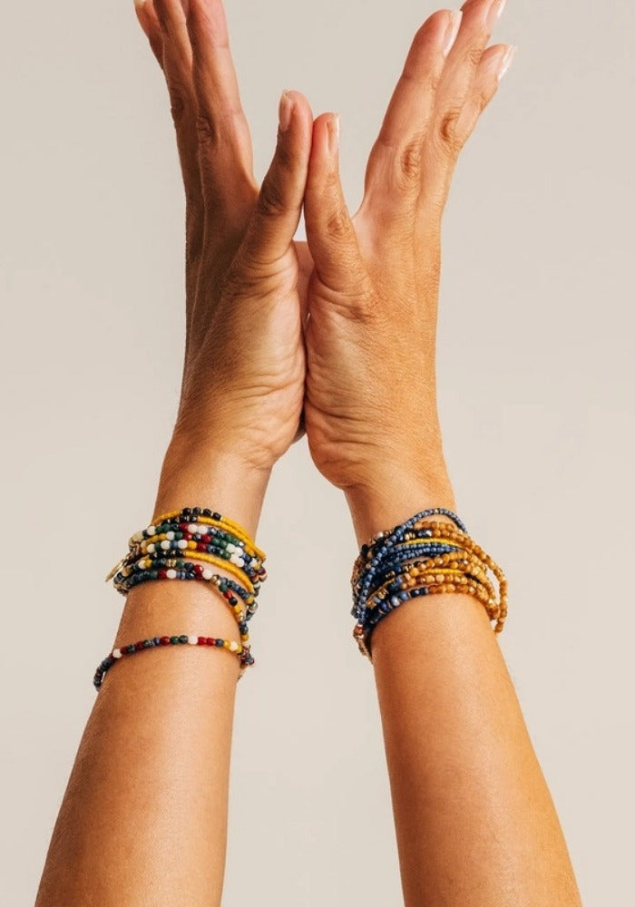 Bracelet multi-tours Glinda Caramel porté - Têtes Blondes