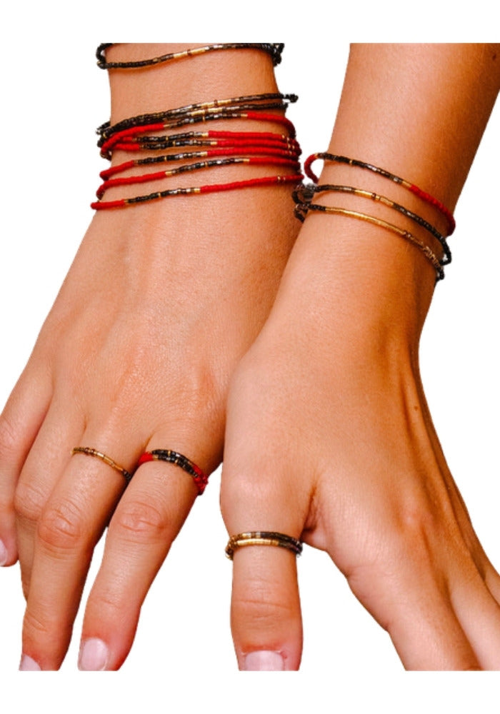 Bague Abby Brun portée avec les bracelets Abby - Têtes Blondes
