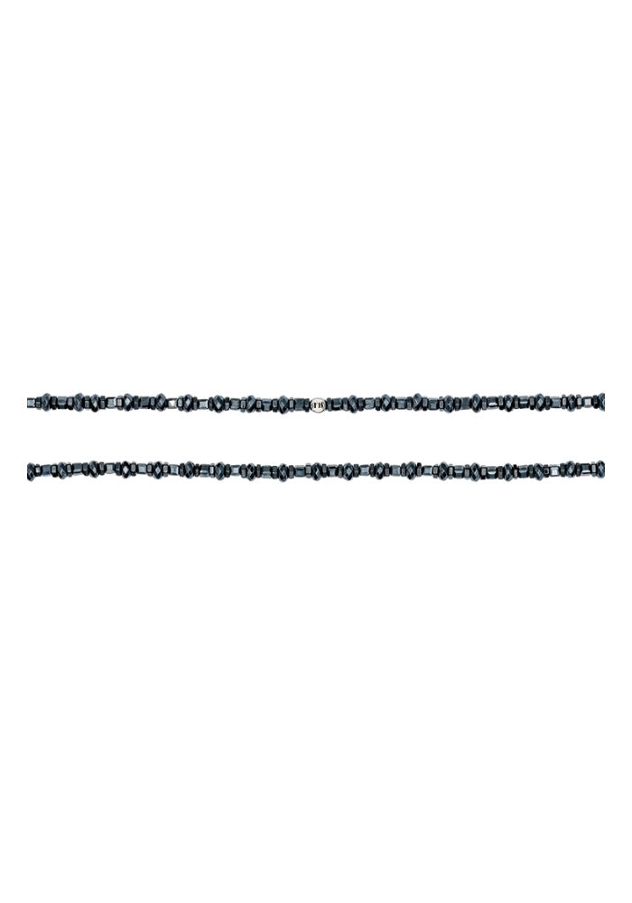 Détail des perles d'hématite brute du collier Travis Carbone - Têtes Blondes