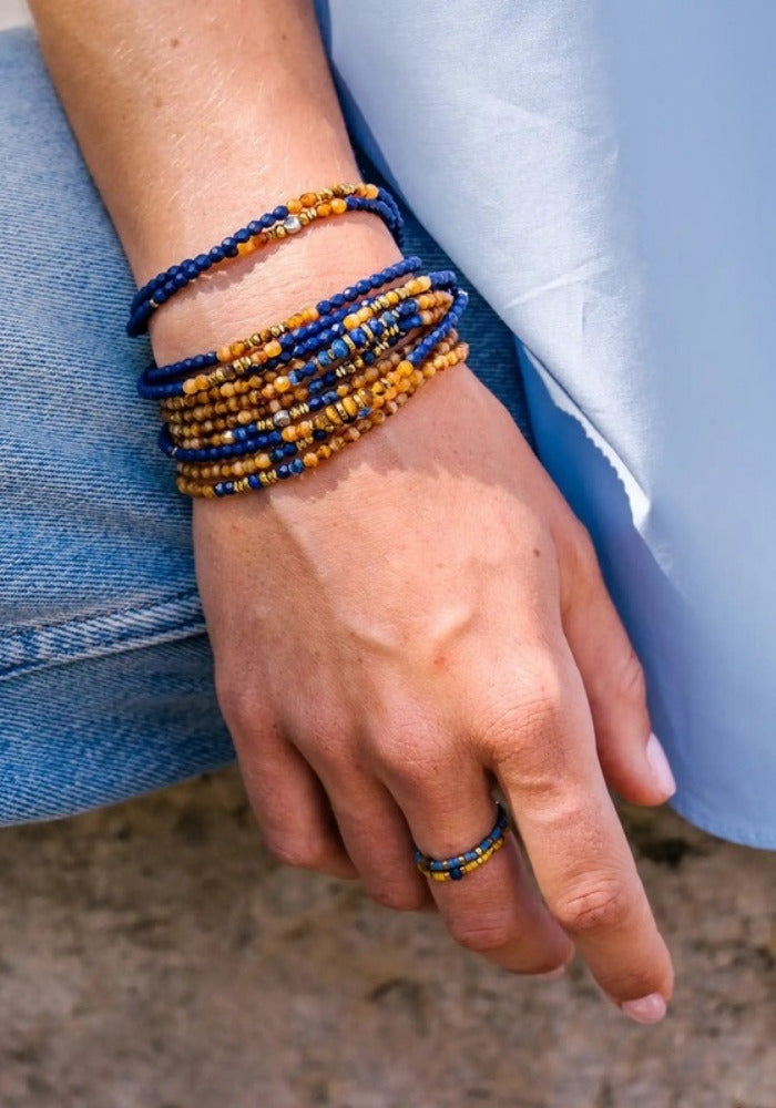 Glinda Caramel en accumulation de bracelets - Têtes Blondes