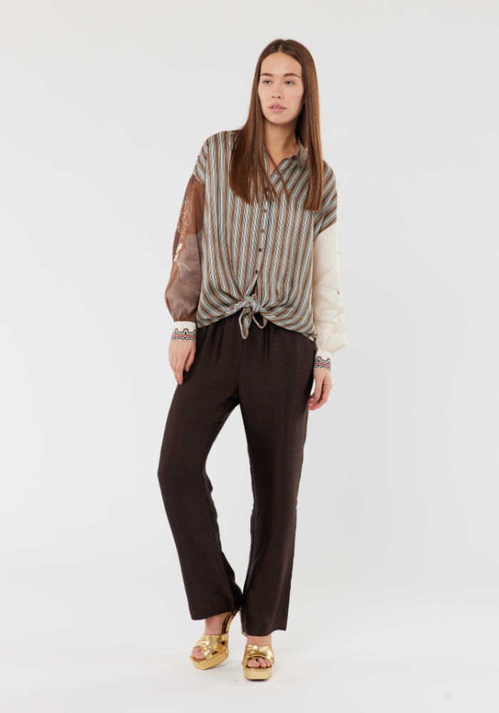 Pantalón medio color marrón