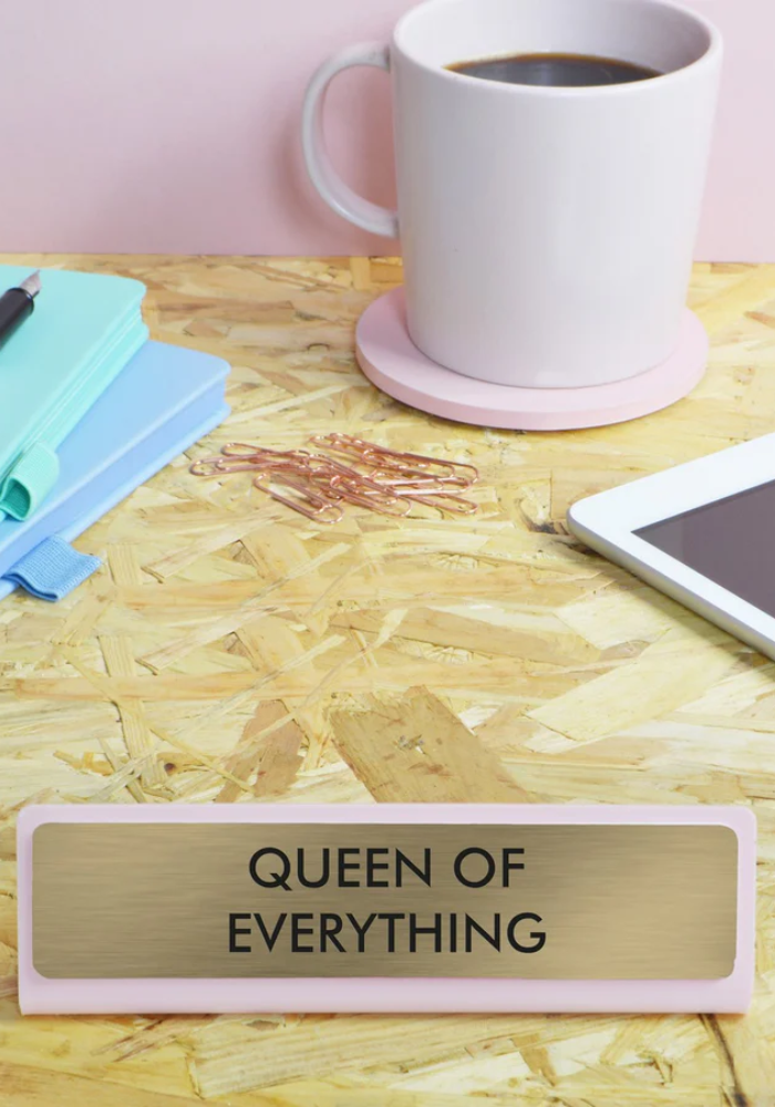Plaque De Bureau Queen Of Everything - Sélectionné par Blush
