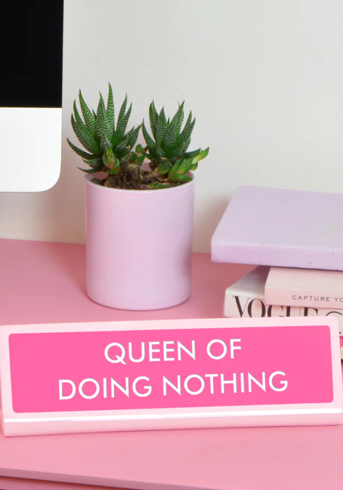 Plaque De Bureau Queen Of Doing Nothing - Sélectionné par Blush