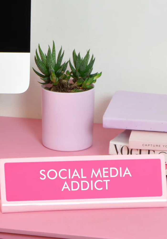 Plaque De Bureau Social Media Addict - Sélectionné par Blush