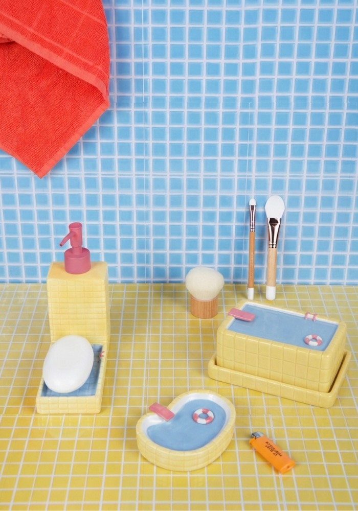 Beurrier Piscine sur une table de petit-déjeuner - L'Expressionist