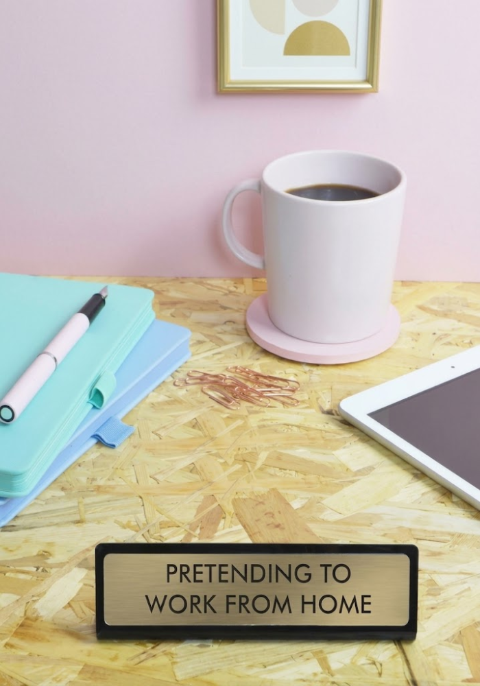 Plaque De Bureau Pretending To Work From Home - Flamingo Candles