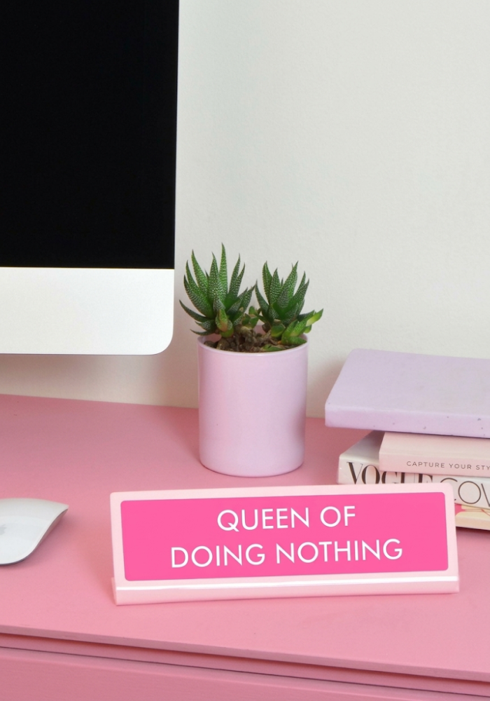 Plaque De Bureau Queen Of Doing Nothing - Flamingo Candles