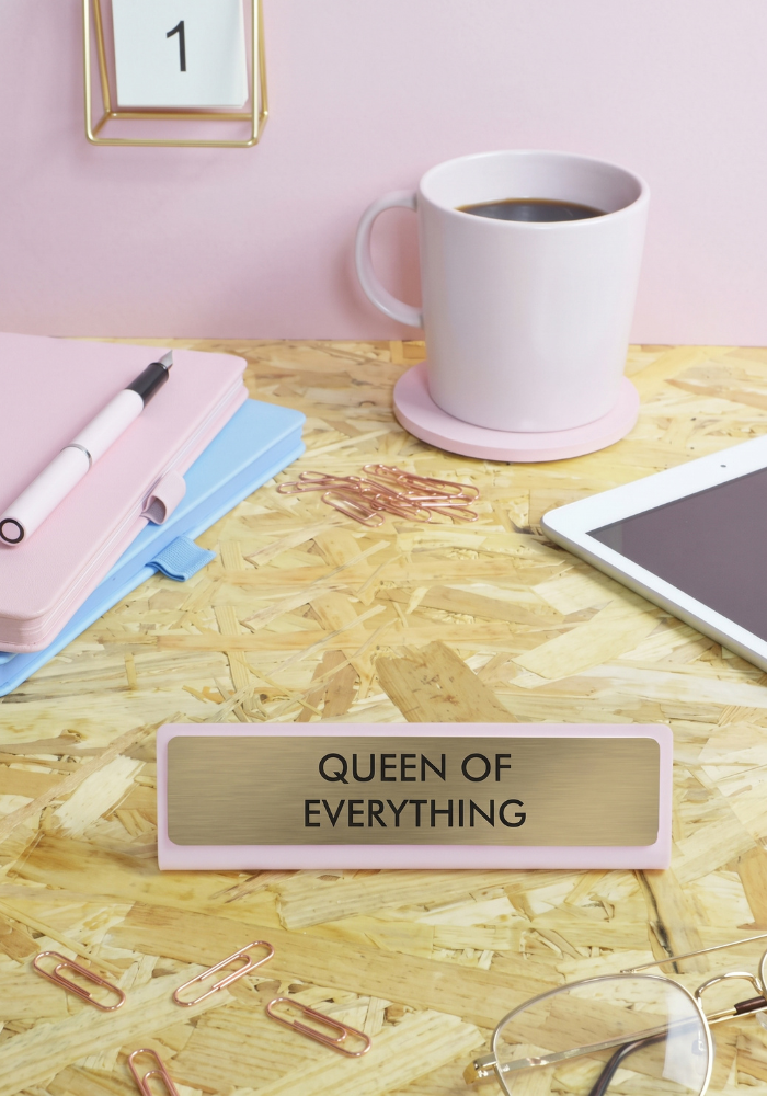 Plaque De Bureau Queen Of Everything - Flamingo Candles