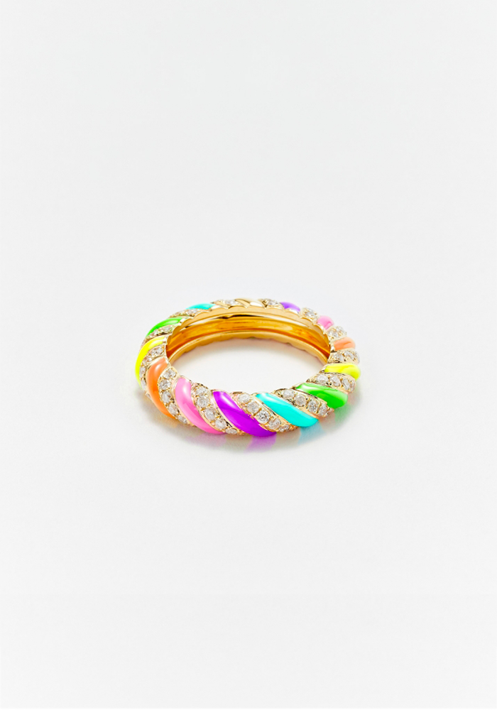 Anillo de bodas trenzado con diamantes arcoíris