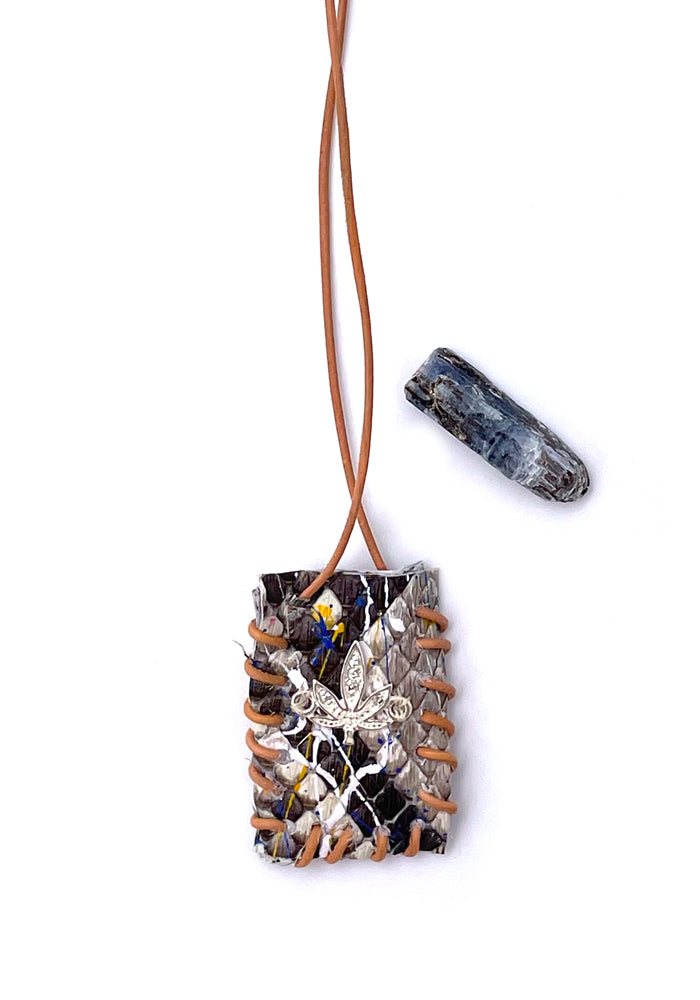Arizona Long Necklace In Black And White Cannabis Leather